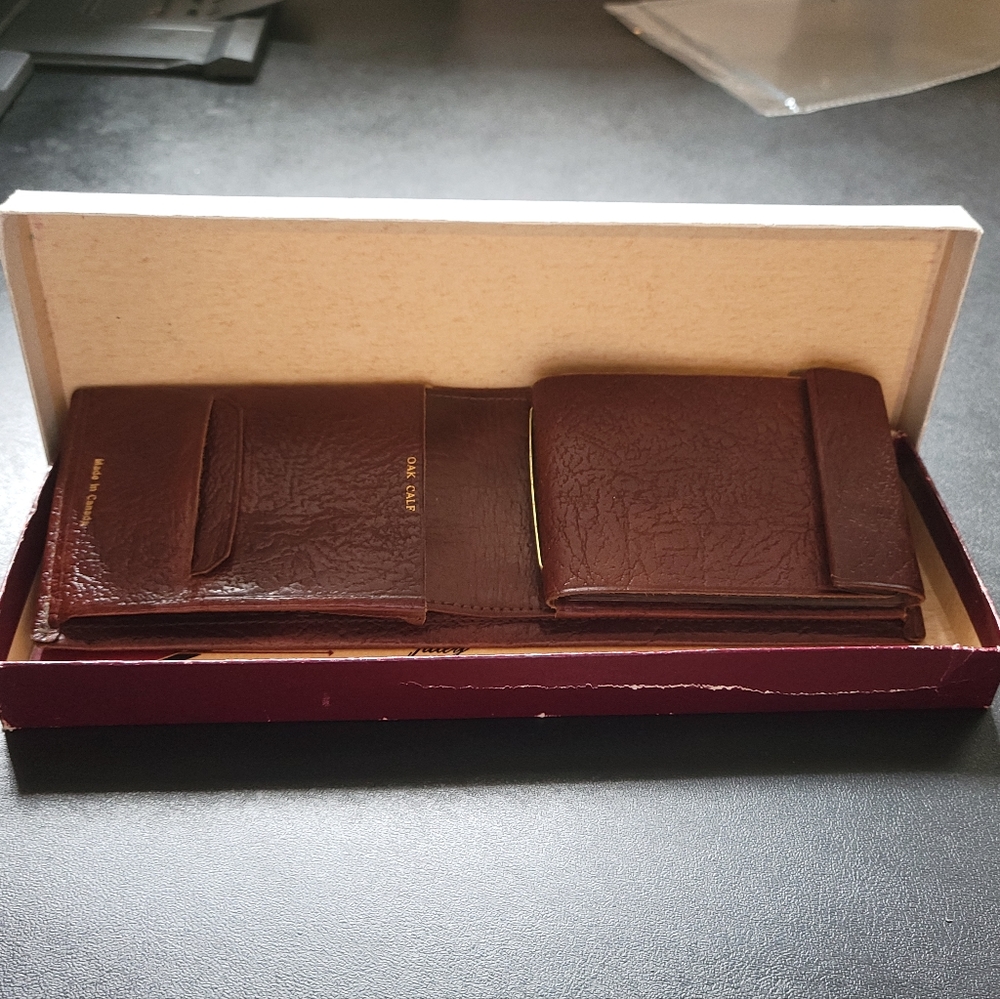 Tilley - brown leather wallet